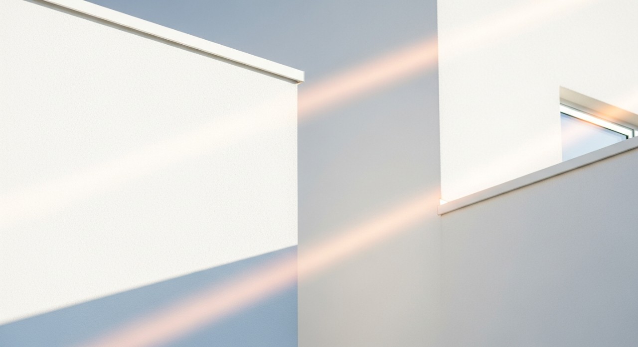 Sinar matahari melantun keluar apabila terkena permukaan dinding luar rumah yang dicat putih.